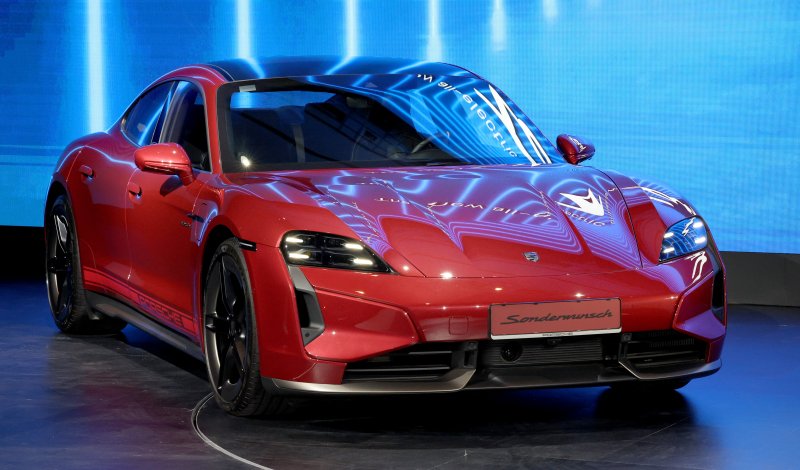 22일 오전 서울 용산구 그랜드 하얏트에서 열린 포르쉐코리아 신형 타이칸 국내 출시 행사에 타이칸 터보 K-에디션 모델이 공개되고 있다. 2024.8.22/뉴스1 ⓒ News1 장수영 기자