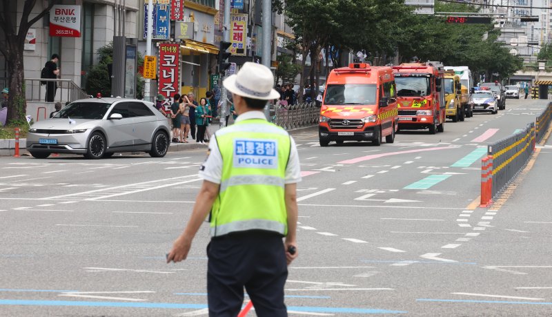 지난달 22일 오후 부산 서면 로터리에서 경찰의 통제 아래 비상차로를 확보, 차량 이동통제·소방차 길 터주기 훈련이 병행 실시되고 있다. 사진=연합뉴스 제공