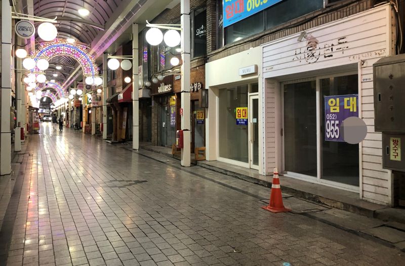 울산 중구 성남동 보세거리의 지난 21일 저녁 모습. 퇴근한 직장인들로 붐빌 법한 오후 7시 무렵이지만 행인조차 극소수에 불과했다. 경관 조명만이 이곳이 쇼핑 거리임을 알리고 있다. 이곳 거리 1층에는 약 44개의 점포가 있는데 15개 정도에 임대 안내가 붙어 있었다. 사진=최수상 기자