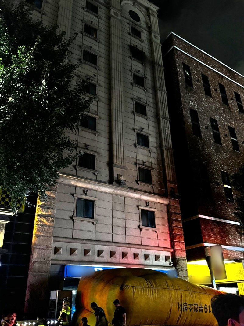 [부천=뉴시스] 이루비 기자 = 경기 부천시 중동 호텔 화재. (사진=부천소방서 제공) 2024.08.22. photo@newsis.com