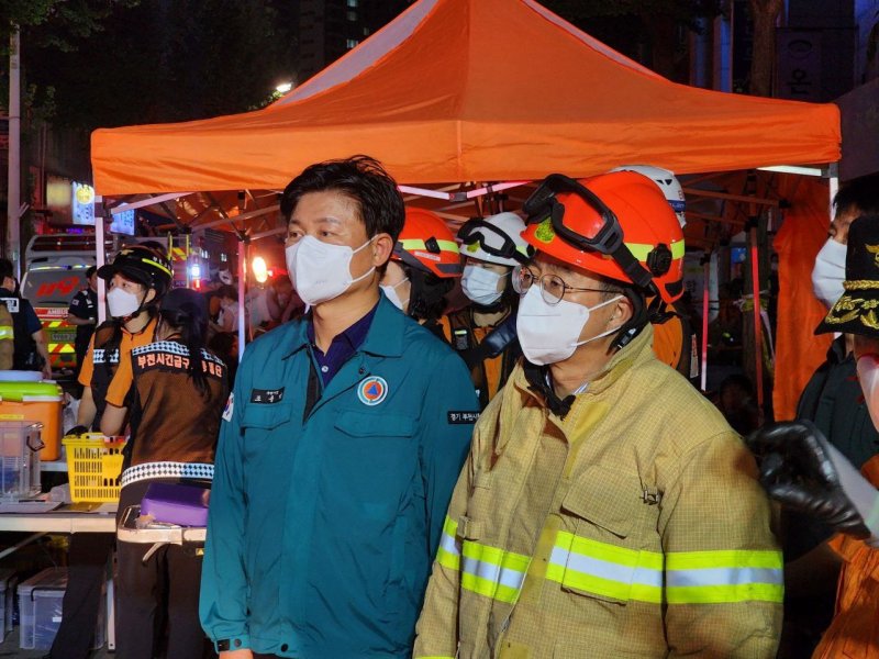 [부천=뉴시스] 김동연 경기도지사가 22일 부천 중동 호텔 화재 현장을 방문해 보고를 받고 있다. (사진=경기도 제공) 2024.08.22. photo@newsis.com *재판매 및 DB 금지 /사진=뉴시스