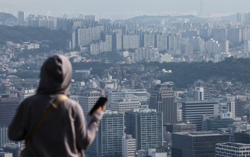 [서울=뉴시스] 김근수 기자 = 20일 서울 중구 남산에서 서울 시내 아파트와 주택 단지가 보이고 있다. 2024.08.20. ks@newsis.com