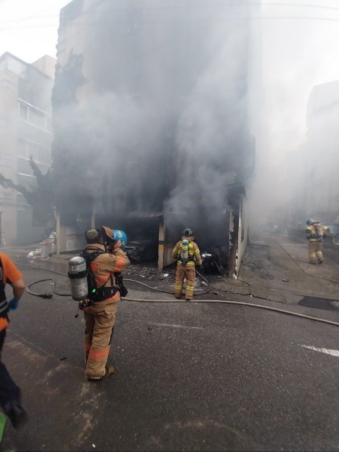 23일 오전 6시 30분께 인천 서구 심곡동의 한 빌라에서 화재가 발생, 소방대원들이 진화작업을 하고 있다./사진=인천소방본부 제공,뉴스1화상