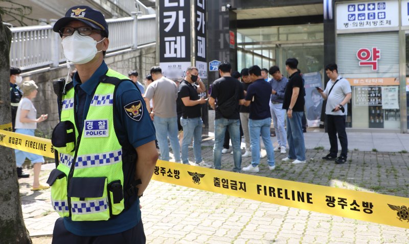 22일 오후 1시 14분쯤 광주 서구 치평동 한 치과에서 택배 상자에 담긴 부탄가스를 엮는 방식으로 제작된 폭발물이 터지는 사고가 발생한 가운데 경찰과 군이 용의자 추적을 하고있다. 2024.8.22/뉴스1 ⓒ News1 이수민 기자