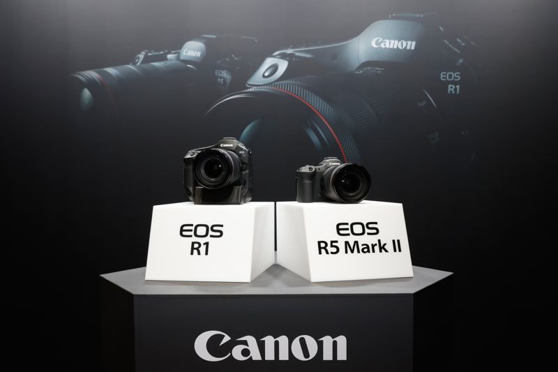 캐논 EOS R1(왼쪽)과 EOS R5 Mark II. 캐논코리아 제공