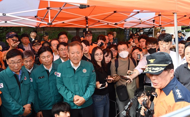 이상민 행정안전부 장관이 23일 경기도 부천시 원미구 소재 모텔 화재 현장을 방문, 부천소방서장으로부터 화재 사고 발생 및 수습 상황을 보고 받고 있다. 행정안전부 제공, 뉴스1