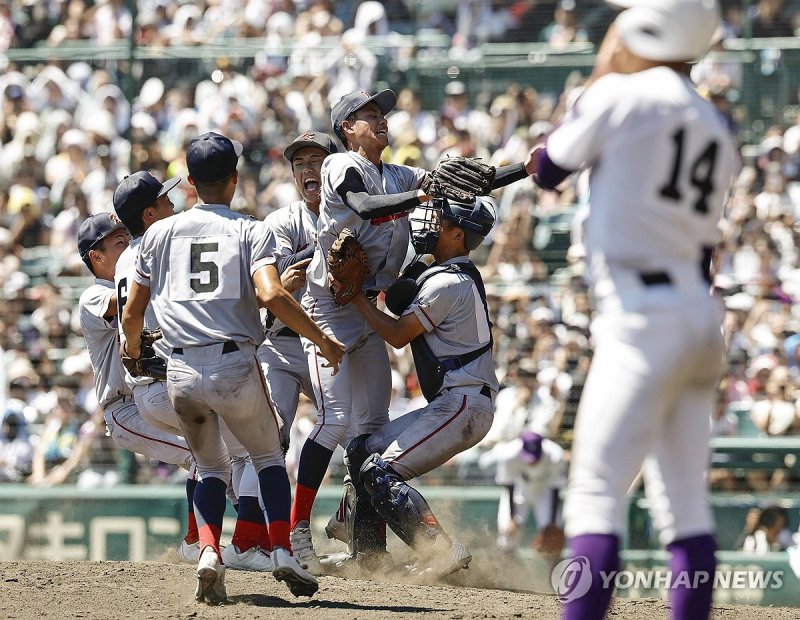 "우승이닷"…환호하는 교토국제고 선수들 (니시노미야[일본] 교도=연합뉴스) 23일 일본 효고현 니시노미야 한신고시엔구장에서 열린 전국 고교야구선수권대회(여름 고시엔) 결승전에서 우승을 확정한 뒤 한국계 국제학교인 교토국제고 선수들이 마운드에서 얼싸안고 있다. 2024.8.23 chungwon@yna.co.kr (끝)