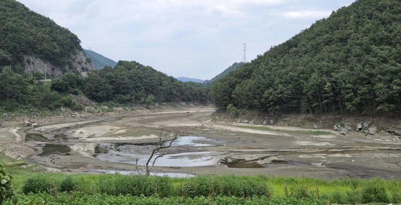 물 빠진 강릉시 상수원 오봉저수지. 연합뉴스