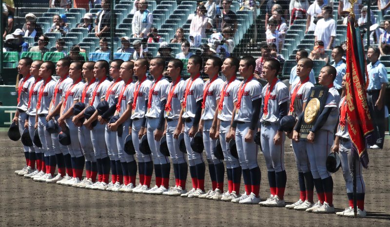일본 내 한국계 민족학교인 교토국제고교 학생들이 23일 일본 효고현 니시노미야 한신 고시엔구장에서 열린 전국고교야구선수권대회(여름 고시엔) 교토국제고교와 간토다이이치고교 결승전에서 우승기와 상패를 들고 그라운드를 바라보고 있다. 이날 경기는 교토국제고교 연장 10회 승부치기 끝에 간토다이이치고교 2-1로 꺾고 우승했다. 2024.8.23/뉴스1 ⓒ News1 임세영 기자