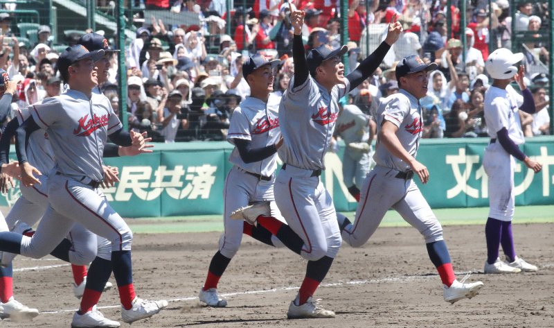 일본 내 한국계 민족학교인 교토국제고교 학생들이 23일 일본 효고현 니시노미야 한신 고시엔구장에서 열린 전국고교야구선수권대회(여름 고시엔) 교토국제고교와 간토다이이치고교 결승전에서 연장 10회 승부치기 끝에 2-1로 승리를 거두고 환호하고 있다. 2024.8.23/뉴스1 ⓒ News1 임세영 기자