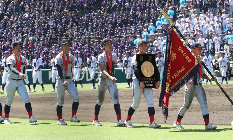 일본 내 한국계 민족학교인 교토국제고교 학생들이 23일 일본 효고현 니시노미야 한신 고시엔구장에서 열린 전국고교야구선수권대회(여름 고시엔) 교토국제고교와 간토다이이치고교 결승전에서 우승기와 상패를 들고 그라운드를 돌고 있다. 이날 경기는 교토국제고교 연장 10회 승부치기 끝에 간토다이이치고교 2-1로 꺾고 우승했다. 2024.8.23/뉴스1 ⓒ News1 임세영 기자