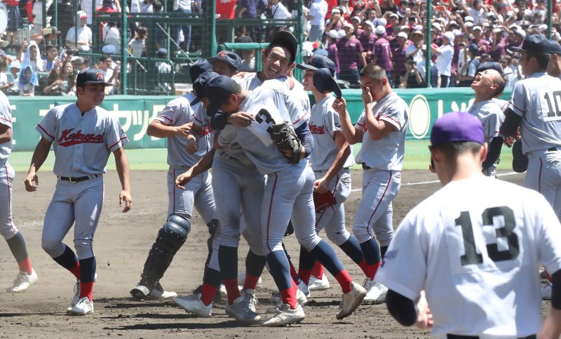 일본 내 한국계 민족학교인 교토국제고교 학생들이 23일 일본 효고현 니시노미야 한신 고시엔구장에서 열린 전국고교야구선수권대회(여름 고시엔) 교토국제고교와 간토다이이치고교 결승전에서 연장 10회 승부치기 끝에 2-1로 승리를 거두고 환호하고 있다. 2024.8.23/뉴스1 ⓒ News1 임세영 기자