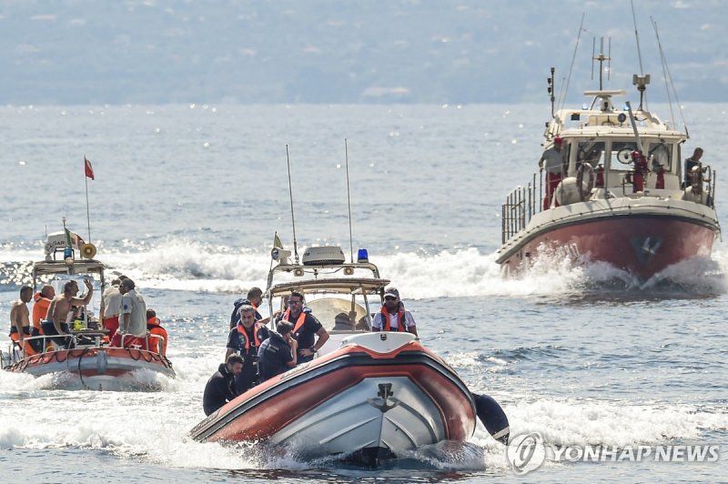 수색 작업 중인 이탈리아 구조대 Italian firefighter divers work at the site of a shipwreck, in Porticello, Sicily, southern Italy, Thursday, Aug. 22, 2024. Divers searching the wreck of the superyacht Bayesian that sank off Sicily on Monday recovered a fifth body on Thursday and continued to search for one more a