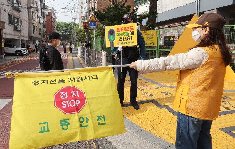 경찰과 교통안전 도우미가 어린이 등굣길 보행지도를 하고 있다. 2024.4.17/뉴스1 ⓒ News1 장수영 기자