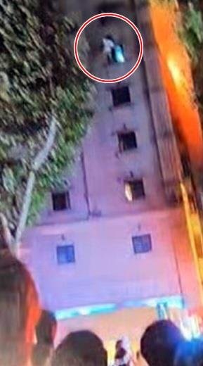 부천 호텔 화재 현장 (부천=연합뉴스) 22일 부천 호텔 화재 현장에서 투숙객이 에어메트로 뛰어내리고 있다. 2024.8.23 [독자 제공, 재판매 및 DB 금지]