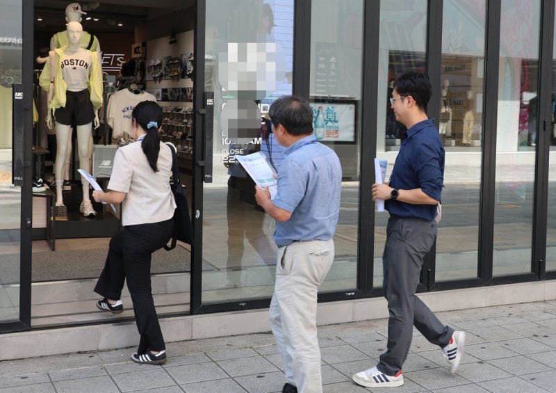 개문냉방 점포 방문하는 부산진구 직원 [촬영 박성제]