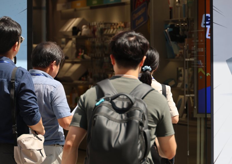 개문냉방 점포 방문하는 부산진구 직원들 [촬영 박성제]