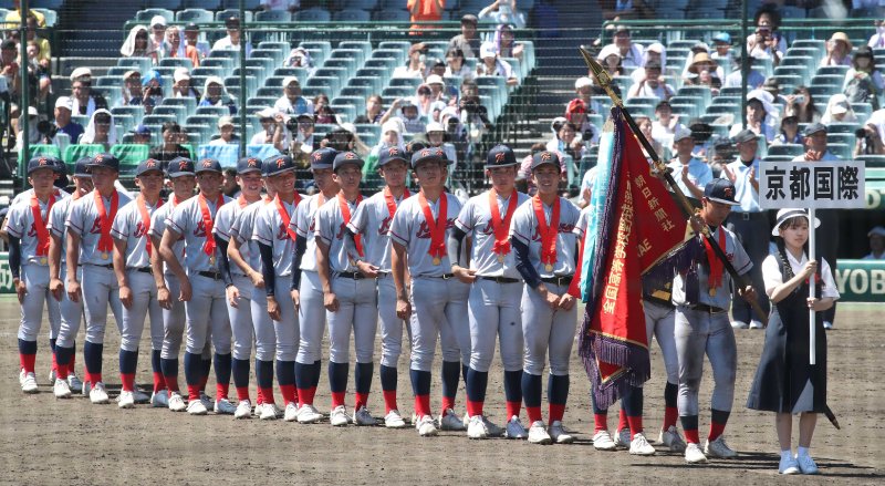 일본 내 한국계 민족학교인 교토국제고교 학생들이 23일 일본 효고현 니시노미야 한신 고시엔구장에서 열린 전국고교야구선수권대회(여름 고시엔) 교토국제고교와 간토다이이치고교 결승전에서 우승기와 상패를 들고 그라운드를 돌고 있다. 이날 경기는 교토국제고교 연장 10회 승부치기 끝에 간토다이이치고교 2-1로 꺾고 우승했다. 2024.8.23/뉴스1 ⓒ News1 임세영 기자