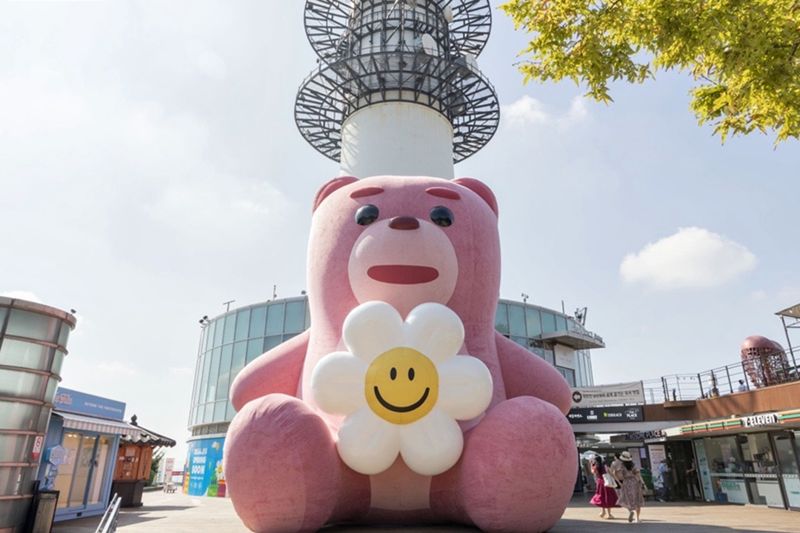 롯데홈쇼핑이 다음 달 1일까지 서울의 랜드마크인 N서울타워에 초대형 벨리곰을 전시하고 라이프스타일 브랜드 '위글위글'과 협업한 팝업매장을 운영한다. 롯데홈쇼핑 제공