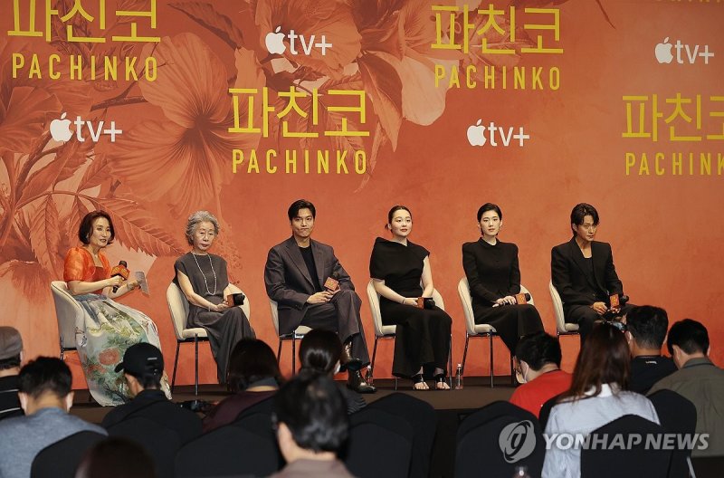 애플TV+, '파친코' 시즌2 공개 애플TV+, '파친코' 시즌2 공개 (서울=연합뉴스) 이재희 기자 = 배우 윤여정(왼쪽 두번째부터), 이민호, 김민하, 정은채, 김성규가 23일 오전 서울 강남구 서울파르나스호텔에서 열린 애플TV+ 오리지널 드라마 '파친코' 시즌2 제작발표회에서 취재진의 질문을 듣고 있다. 2024.8.23 scape@yna.co.kr (끝)