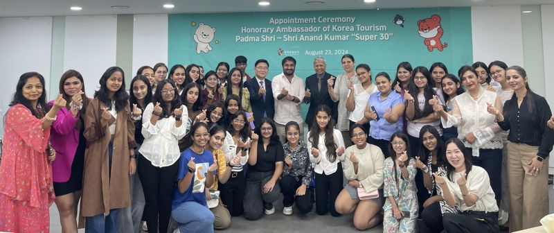 23일 열린 한국관광 명예홍보대사로 위촉식에서 아난드 꾸마르(뒷줄 가운데)와 '코리아 슈퍼 30' 이벤트를 통해 함께 방한한 인도 학생들이 기념촬영을 하고 있다. 한국관광공사 제공