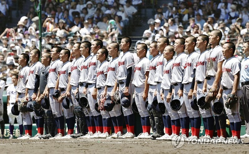 한국계 국제학교인 교토국제고 야구부 선수들이 23일 일본 효고현 니시노미야 한신고시엔구장에서 열린 전국 고교야구선수권대회(여름 고시엔) 결승전에서 승리한 직후에 "동해 바다 건너서 야마도(大和·야마토) 땅은 거룩한 우리 조상 옛적 꿈자리"로 시작되는 한국어 교가를 부르고 있다. / 사진 = 연합뉴스