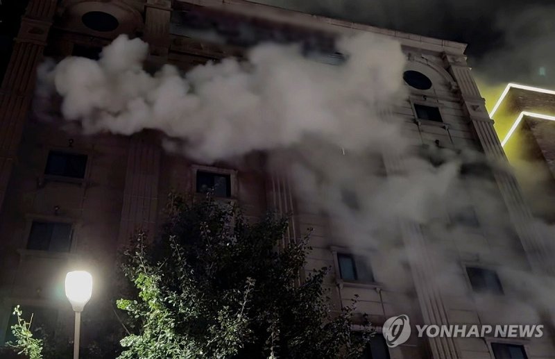 화재 발생한 부천 호텔 화재 발생한 부천 호텔 (부천=연합뉴스) 22일 오후 경기 부천 모 호텔에서 불이 나 연기가 치솟고 있다. 이 불로 투숙객 2명이 심정지 상태로 병원에 옮겨졌으며 다른 투숙객 등 5명이 부상했다.2024.8.22 [부천소방서 제공. 재판매 및 DB 금지] goodluck@yna.co.kr (끝)