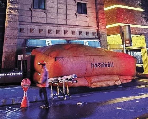 남녀 투숙객 추락 후 뒤집혀 있는 에어매트 남녀 투숙객 추락 후 뒤집혀 있는 에어매트 (부천=연합뉴스) 경기 부천 호텔 화재 현장에서 사망자 7명 중 2명이 7층에서 에어매트로 뛰어내렸다가 숨지자 에어매트의 기능을 놓고 논란이 커지고 있다.<div id='ad_body3' class='mbad_bottom' ></div> 사진은 지난 22일 오후 경기도 부천시 원미구 중동의 한 호텔 화재 현장에서 남녀 투숙객이 추락 한 뒤 뒤집혀 있는 에어매트. 2024.8.23 [독자 제공. 재판매 및 DB 금지] photo@yna.co.kr (끝)