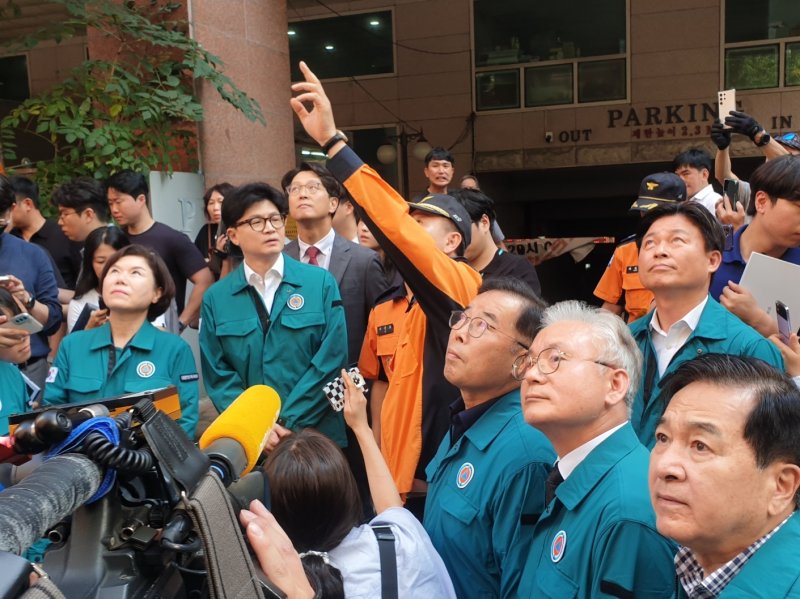 하종대 국민의힘 부천병 당협위원장, 박성중 부천을 당협위원장, 김복덕 부천갑 당협위원장 등이 23일 경기 부천 호텔 화재 현장을 찾아 현장을 살피고 있다.2024.8.24/뉴스1