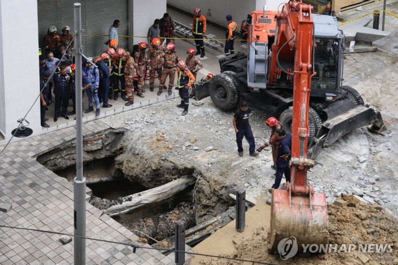 순식간에 8m 싱크홀 아래로… 말레이 시내 한복판서 실종된 관광객 [영상]