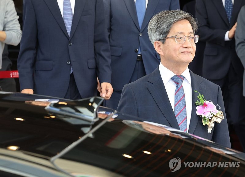 검찰, '국회에 거짓해명 의혹' 김명수 前대법원장 소환조사