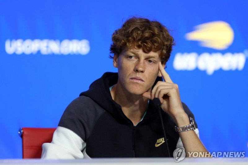 기자회견 하는 신네르 NEW YORK, NEW YORK - AUGUST 23: Jannik Sinner of Italy speaks to the media during a press conference ahead of the 2024 US Open at USTA Billie Jean King National Tennis Center on August 23, 2024 in New York City. Jamie Squire/Getty Images/AFP (Photo by JAMIE SQUIRE / GETTY IMAGES NORTH AM