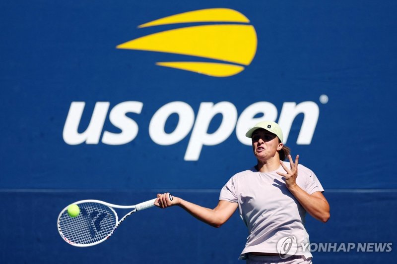 이가 시비옹테크 NEW YORK, NEW YORK - AUGUST 22: Iga Swiatek of Poland returns the ball during a practice session prior to the start of the 2024 US Open at USTA Billie Jean King National Tennis Center on August 22, 2024 in the Flushing neighborhood of the Queens borough of New York City. Sarah Stier/Getty I
