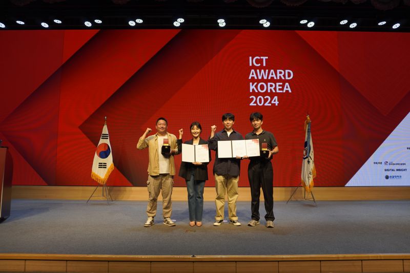 지난 22일 서울 강남구 과학기술컨벤션센터에서 열린 ‘ICT 어워드 코리아 2024’에서 롯데손해보험 직원들이 수상 후 기념촬영을 하고 있다. 롯데손보제공