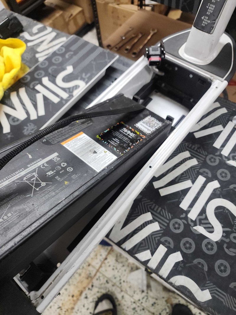 현재 공유 킥보드업체가 운영 중인 제품은 과거와 달리 배터리 덮개가 있어 직접 지면 열에 노출되지 않고 있다. /사진 = 더스윙 제공