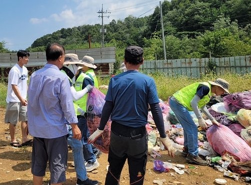 지난 23일 시민이 실수로 잃어버린 돈을 찾아주기 위해 김주완 주무관, 조석재 환경공무관, 클린시티 기간제 근로자들이 쓰레기 더미를 뒤지고 있다./사진=안동시 제공,뉴스1