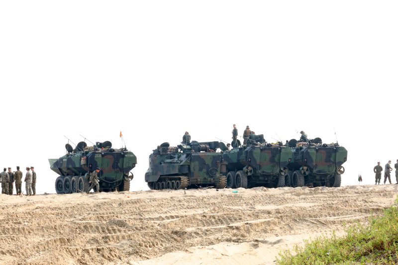 한미 해군·해병대가 경북 포항 일대에서 연합상륙훈련인 2024년 쌍룡훈련을 하는 가운데 25일 포항 해안에서 미 해병대의 최신 차륜형 상륙장갑차 ACV에 탄 해병대원들이 함정 탑재 훈련을 준비하고 있다.<div id='ad_body3' class='mbad_bottom' ></div> 사진=연합뉴스