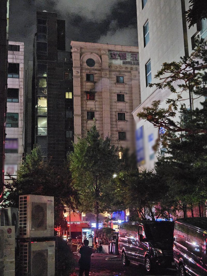 [부천=뉴시스] 이루비 기자 = 22일 오후 경기 부천시 중동의 한 호텔에서 화재가 발생해 소방당국이 진화작업을 벌이고 있다. 2024.08.22. ruby@newsis.com