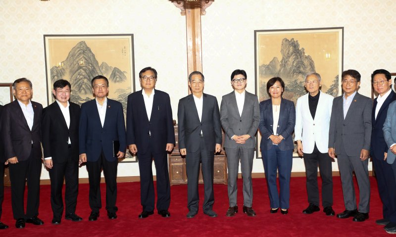 25일 서울 종로구 삼청동 총리공관에서 열린 고위당정협의회에서 한덕수 국무총리, 국민의힘 한동훈 대표, 정진석 대통령 비서실장 등 참석자들이 회의에 앞서 기념 촬영하고 있다. (공동취재) /사진=뉴스1