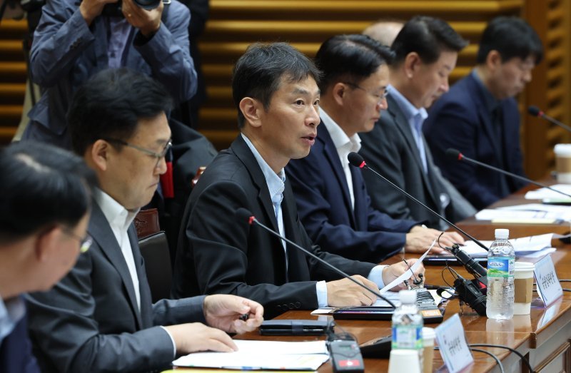 이복현 금융감독원장이 23일 오전 서울 중구 농협은행 본점에서 열린 금융권 여신거래 안심차단 시행 관련 간담회에서 발언하고 있다. /사진=뉴시스