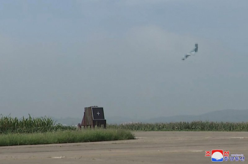 김정은 북한 국무위원장이 지난 24일 국방과학원 무인기연구소를 찾아 최근 개발한 무인기들의 타격시험을 현지지도했다고 조선중앙통신이 26일 보도했다.<div id='ad_body3' class='mbad_bottom' ></div> 사진=조선중앙통신 캡처