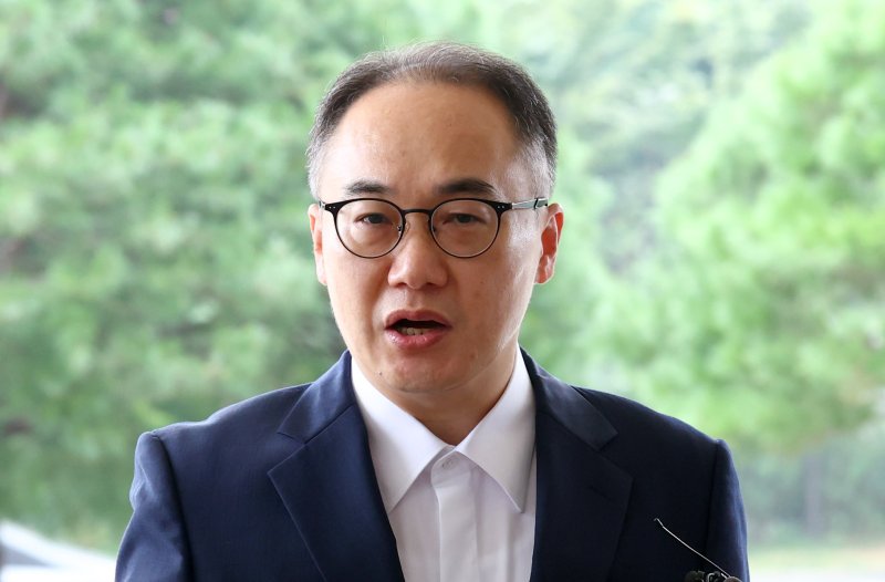 이원석 검찰총장이 26일 서울 서초구 대검찰청으로 출근하며 취재진 질문에 답변하고 있다./사진=뉴시스