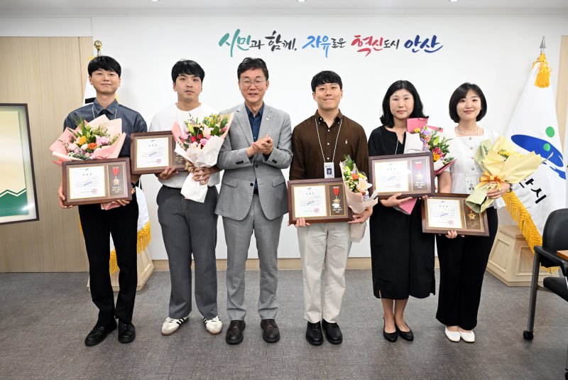 [안산=뉴시스] 이민근 안산시장(사진 왼쪽 세번째)이 상반기 친절 우수 공무원 5명에 표창하고 기념촬영을 하고 있다.(사진=안산시 제공)2024.08.26.photo@newsis.com