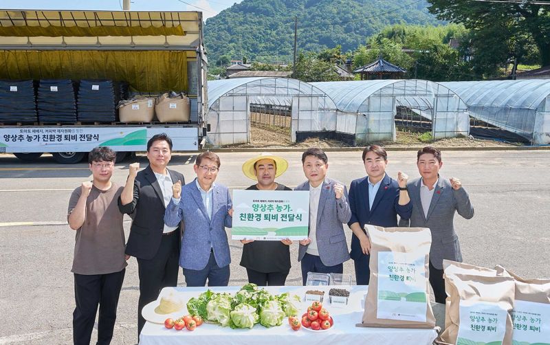 한국맥도날드와 신세계푸드 관계자들이 지난 23일 폐배지 및 커피박(커피 찌꺼기)을 재활용해 만든 친환경 유기성 비료를 전남 광양시에 위치한 농가에 전달하고 기념 촬영하고 있다. 왼쪽부터 신세계푸드 농산팀 박서종, 맥도날드 SCM 하만기 이사, 김한일 전무, 이청우 농부, 신세계푸드 R&D 민중식 상무, 김태경 팀장, 농산팀 이재철 팀장.