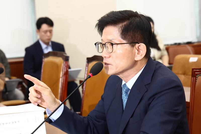 김문수 고용노동부 장관 후보자가 26일 오전 서울 여의도 국회 환경노동위원회에서 열린 인사청문회에 출석해 자료제출 관련 답변을 하고 있다.2024.8.26/뉴스1 ⓒ News1 김민지 기자