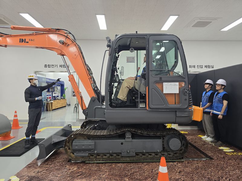 지난 26일 대전 유성구 대덕연구단지 내 DL이앤씨의 '안전한숲캠퍼스'에서 장비협착체험이 진행되고 있다. 사진=성석우 기자