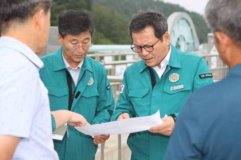 김홍규 강릉시장이 26일 취수원인 오봉저수지를 찾아 관계자들로부터 상황을 보고받고 있다. 강릉시 제공