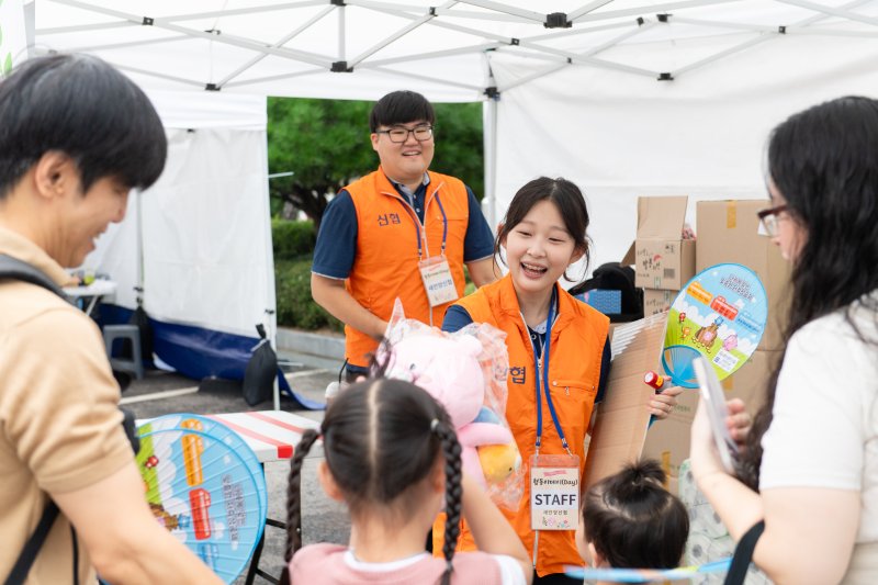 신협은 소외계층 아동 돌봄 및 교육을 위해 지역 내 아동복지시설과 협약을 맺고 협동·경제 관련 주제의 멘토링을 실시하는 '신협 어부바 멘토링'을 진행하고 있다. 신협 직원들이 지역 봉사활동을 하고 있다. 신협중앙회 제공