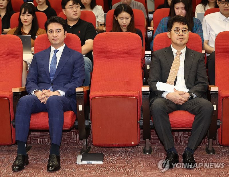 합병 기자회견 참석한 SK이노베이션-SK E&S 사장 합병 기자회견 참석한 SK이노베이션-SK E&S 사장 (서울=연합뉴스) 류영석 기자 = 18일 오전 서울 종로구 SK서린빌딩에서 열린 SK이노베이션-SK E&S 합병 관련 기자간담회에서 박상규 SK이노베이션 사장(오른쪽)과 추형욱 SK E&S 사장이 참석해 있다. 2024.7.18 ondol@yna.co.kr (끝)