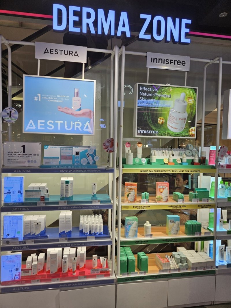 베트남 호찌민 소재 사이공센터 내 뷰티박스에 입점한 에스트라와 이니스프리.ⓒ 뉴스1/김진희 기자.